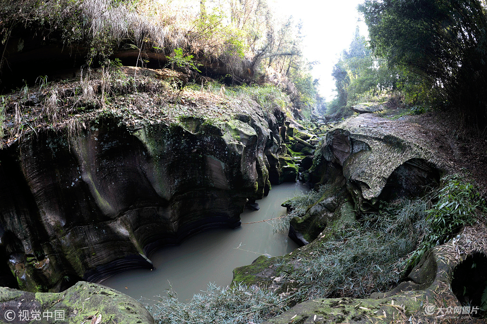 重庆江津现2000米雕岩谷 上万年急流挟砂砾研磨而成