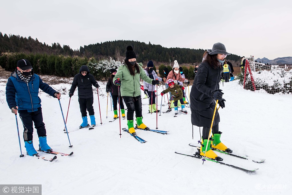 2018年12月9日,山东潍坊,游客在青州市驼山滑雪场体验滑雪乐趣.
