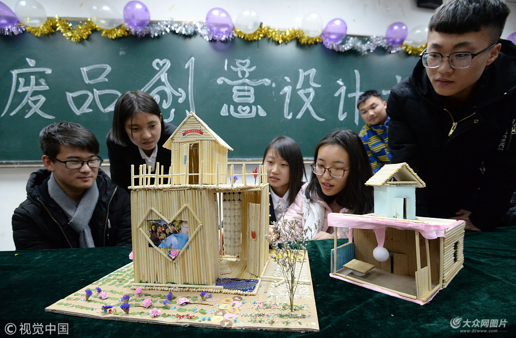 河北邯郸一高校举行废品创意设计大赛 大学生废物利用倡导环保