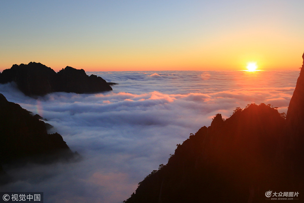 雨后初霁的安徽黄山风景区,出现了冬日气势恢宏的壮美云海.