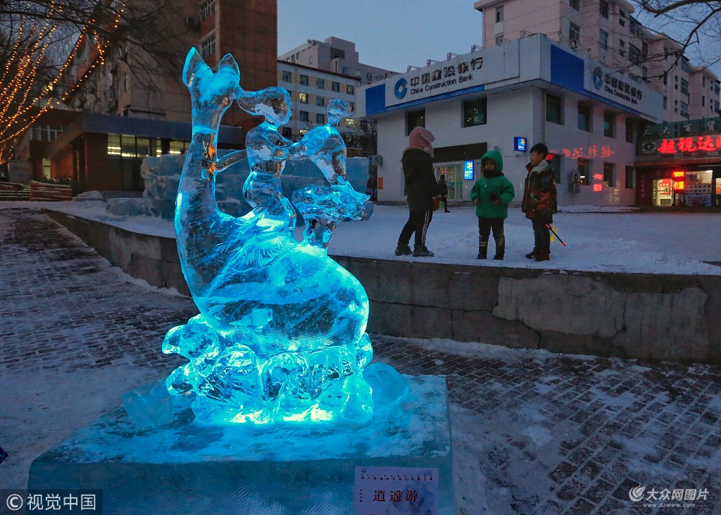 哈尔滨冰雪雕塑满校园 哈工大成为"冰雪大学"