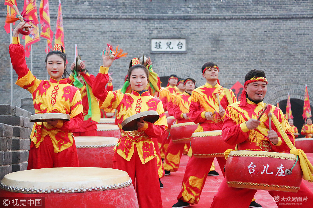 山东枣庄,在位于京杭大运河畔的台儿庄古城,民间艺人敲锣打鼓欢庆新年