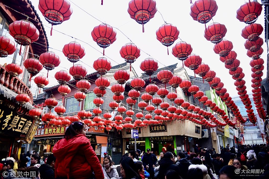 2019年1月1日,山东济南新开街的芙蓉街上挂满了红灯笼,为元旦假期