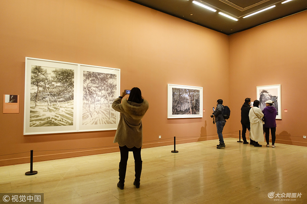 北京,参观者在中国美术馆观赏"风生水起——当代中国水彩画作品展"