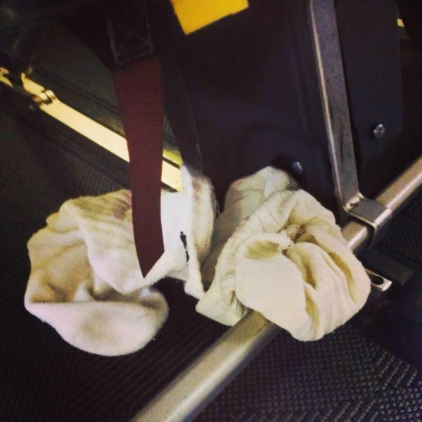一位机舱打扫人员发现了乘客落在飞机上的臭袜子.