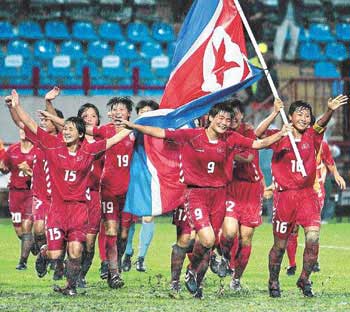 朝鲜青年女足世青赛凯旋 十万平壤市民夹道欢迎