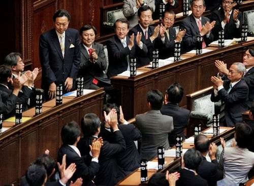 9月16日,在日本首都东京,日本民主党党首鸠山由纪夫在当选首相后