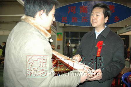 河南兰考县委书记展览会上帮村民叫卖琵琶