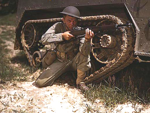 太平洋战争初期美国海军陆战队士兵装备了m-1"伽兰德"半自动步枪.