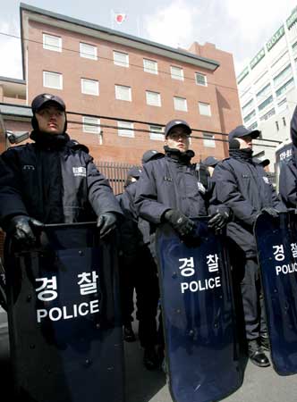 韩国防暴警察在日本驻韩国大使馆前警戒.