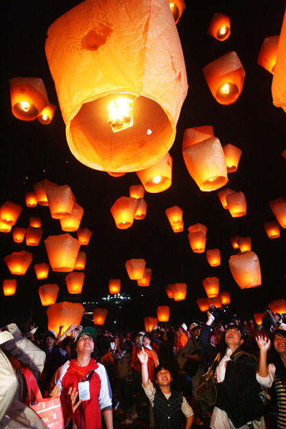 灯节在元宵夜拉开帷幕,市民纷至沓来,将载着祝福和心愿的天灯燃放升空