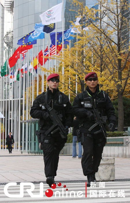 韩国两名特警8日下午在会场附近执行巡逻任务