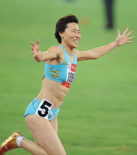 女子400米栏 山东黄潇潇轻松卫冕