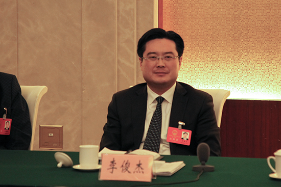 省人大代表,烟台市长岛县县长李俊杰接受记者采访