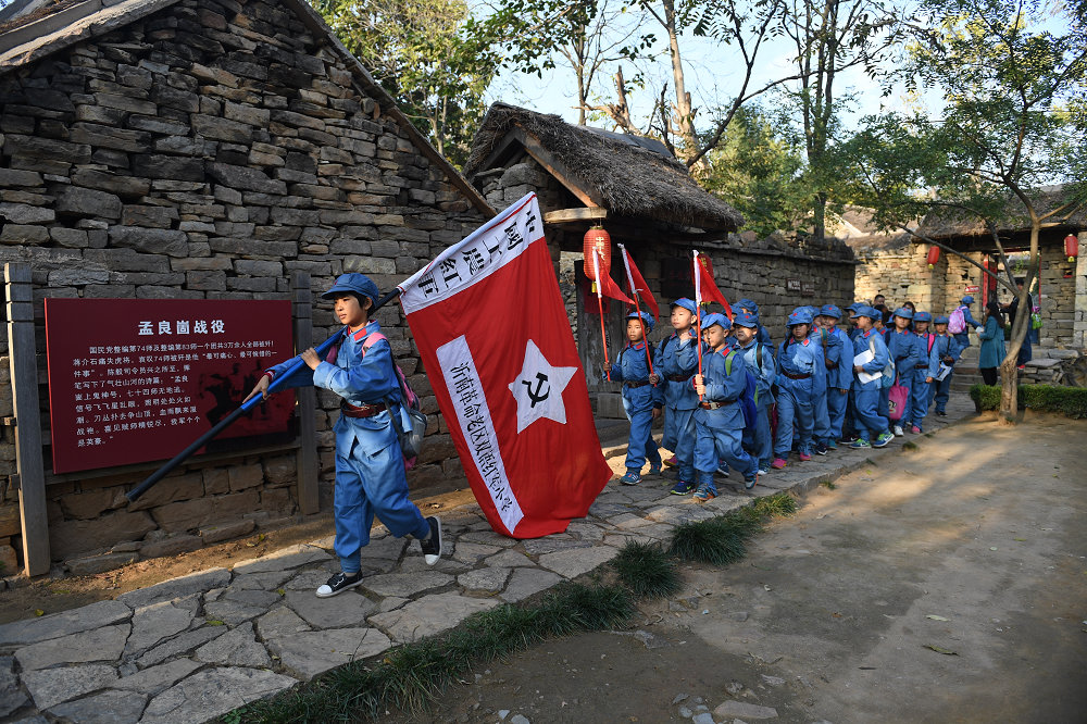 在沂蒙紅色影視基地,對10000多名小學生進行沂蒙精神的紅色研學培訓