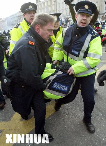 2月25日,在愛爾蘭首都都柏林街頭,一名受傷的警察被抬往安全區域.