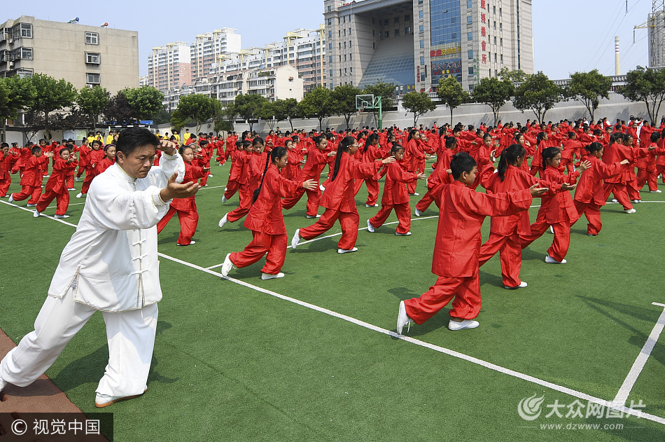 济南一小学校学生习太极拳修身心