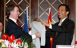 China and the European Union reached a deal in the wee hours on Saturday to settle their ongoing dispute in textile trade.