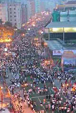 People flock to the Beer Street that opened to the public in Qingdao, East Chinas Shandong Province on August 16, 2005. [sina.com]