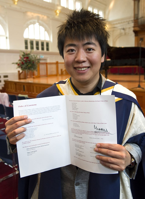 招行品牌代言人郎朗获查尔斯王子颁发英国皇家音乐学院荣誉博士学位