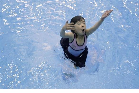 儿童跳水痛苦训练图片