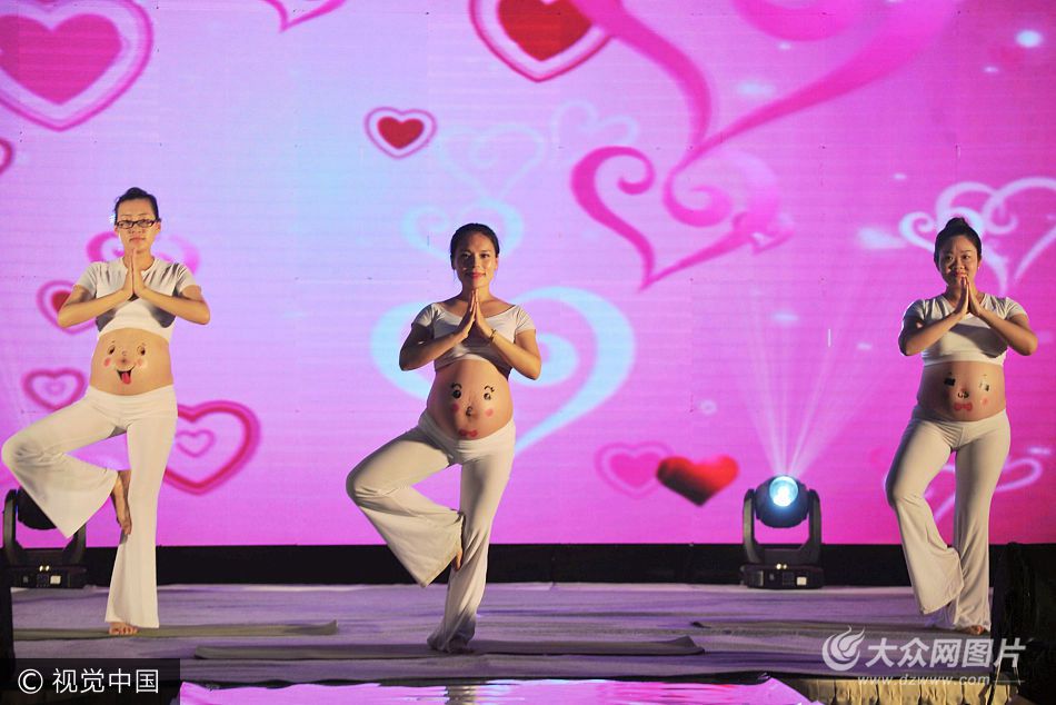 青岛:怀孕8个月孕妈妈瑜伽表演引掌声