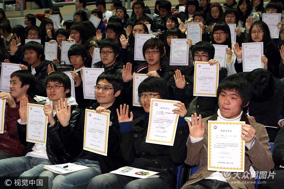 2008年2月27日,韓國釜山,在釜山大學的開學典禮上,2500名大學新生