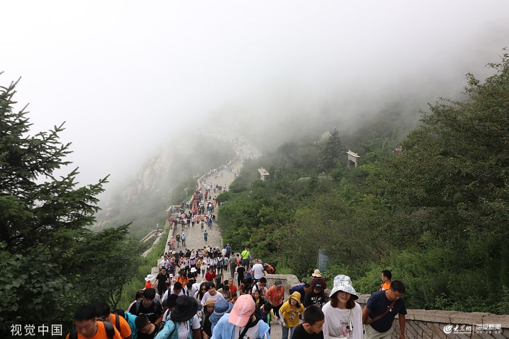 2019年8月3日,山東泰安,連續數日降雨天氣,讓泰山山巔雲霧繚繞,遊人