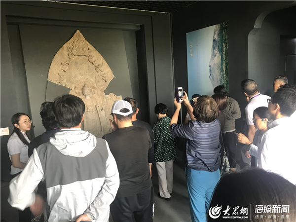 嘉宾们走进青州博物馆感受古佛造像的魅力