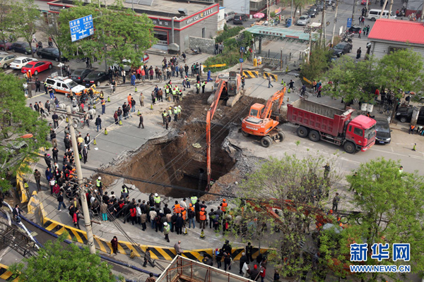 马路吞人拷问城建良心与底线