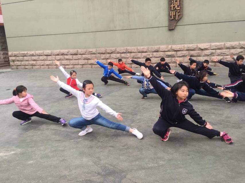 少年强则中国强 山师附小小学生学习五步拳