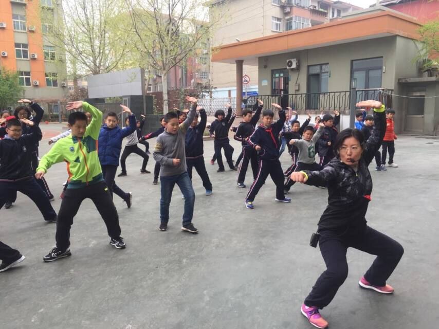 少年强则中国强 山师附小小学生学习五步拳