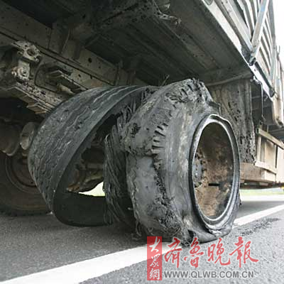 油罐車爆胎撞上隔離帶 近5噸焦化油灑漏高速路