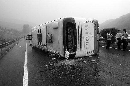 大客车高速侧翻40多人被困 教师救人被撞身亡