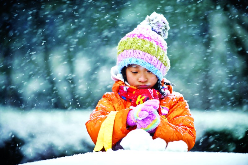 11月1 日,一名小女孩在雪中玩耍.当日,一场瑞雪降落京城□新华社发