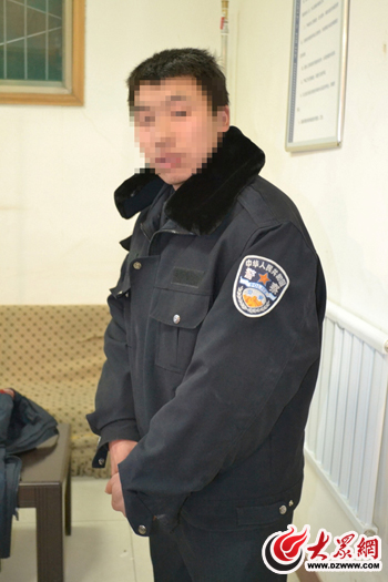 为显威风购买警服 男子冒充警察被真警察抓获