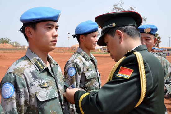 聯合國授予濟南軍區維和官兵和平榮譽勳章圖