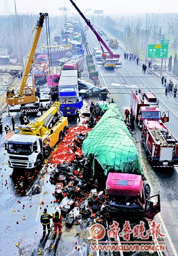 京台高速泰安段百车连撞 祸起团雾已致7死35伤