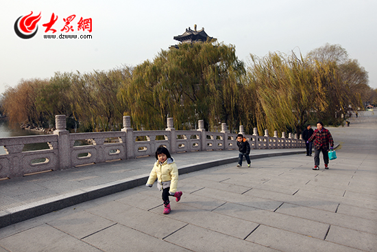 小朋友走过东湖景区的鹊华桥,这里曾是后高祥后街附近.