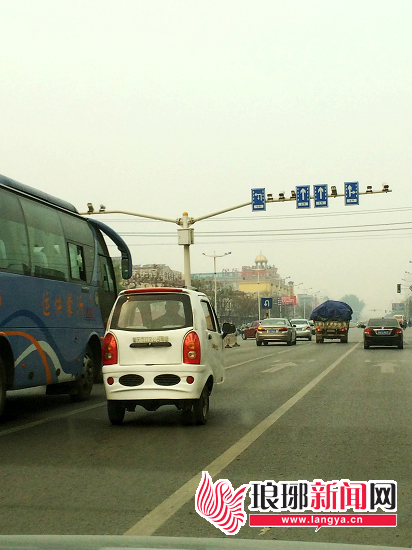 在通達路和北園路交會處,一輛由老年人駕駛的電動觀光車行駛在機動