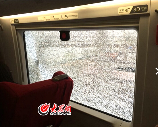 高铁g236一车窗玻璃被击碎 疑为飞石所致