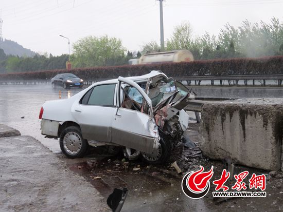 京沪高速济南段邢村立交桥北约2公里处发生一起车祸,一辆鲁a牌照的