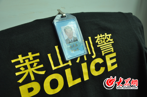 沈成磊的座椅上,他摯愛的警服和工作證安靜地待在那裡