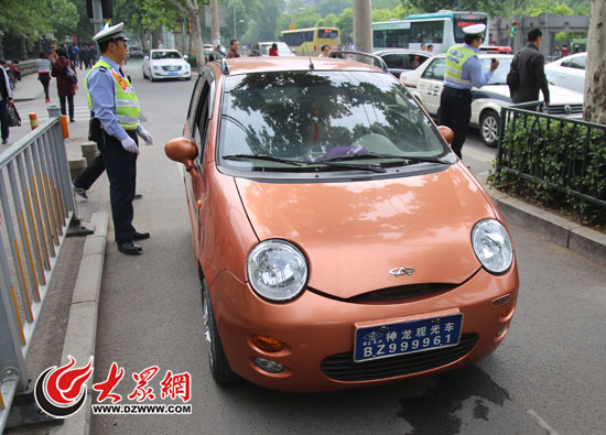 交警趕到現場發現,原來這輛車並非老代步車而是一輛奇瑞qq,車主把車牌