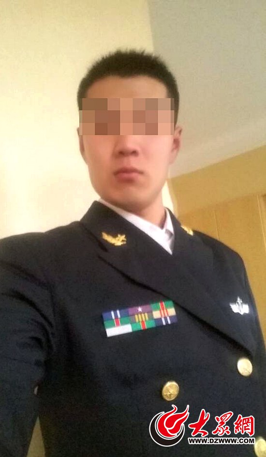 嫌疑人李某拍摄的身着军装的照片