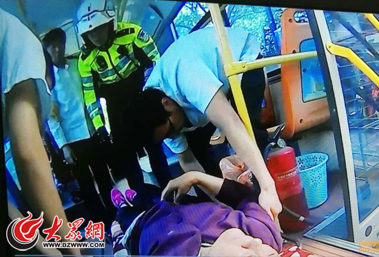 老人在公交车上摔倒,交警借来担架将老人送往医院
