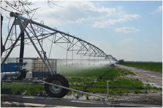 农民浇地自动喷水装置图片