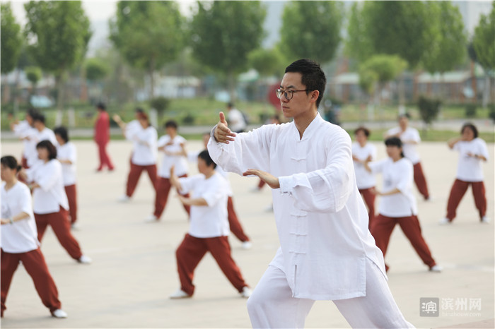 名师指点滨州130余人恢宏展演太极功夫