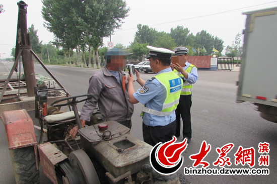 交警對農用拖拉機司機進行酒精測試