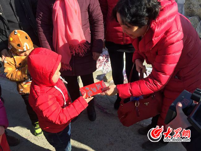 孙伟给村里的孩子们发过年红包